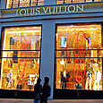 Louis Vuitton vitrine Champs Elysées Paris