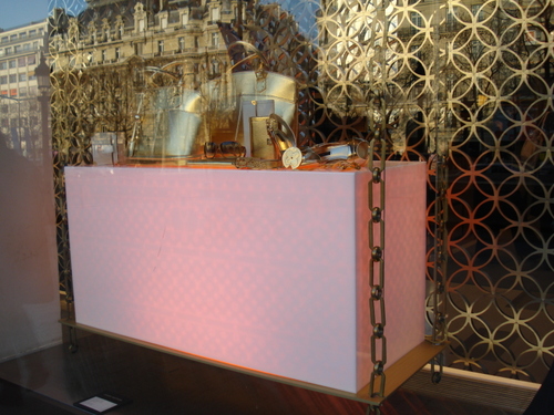 Louis Vuitton vitrine Champs Elysées Paris