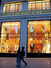 Louis Vuitton vitrine Champs Elysées Paris